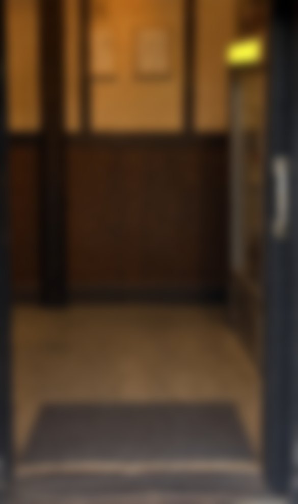 扉の向こうのカウンター